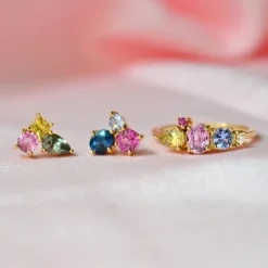 Anpé Atelier Unika Varnaya Ørestik med Safir