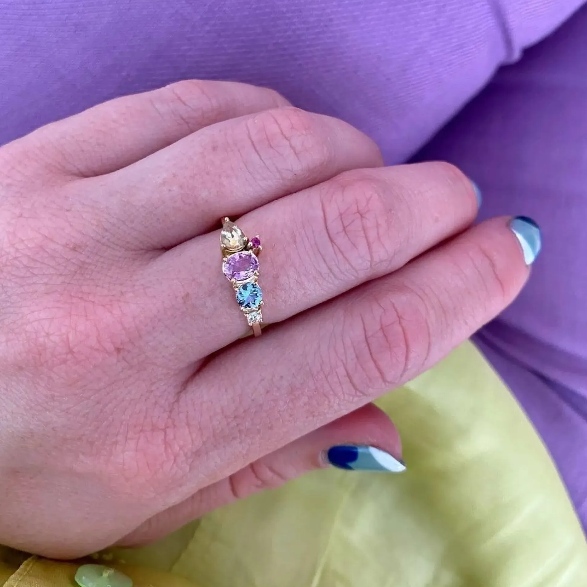 Anpé Atelier Varnaya 18kt Guld Ring m. Safirer